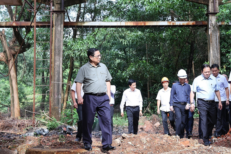 Thủ tướng Phạm Minh Chính khảo sát dự án cải tạo, mở rộng nhà máy sản xuất đạm Hà Bắc, thuộc Công ty cổ phần Phân đạm và Hóa chất Hà Bắc. (Ảnh: Dương Giang/TTXVN)