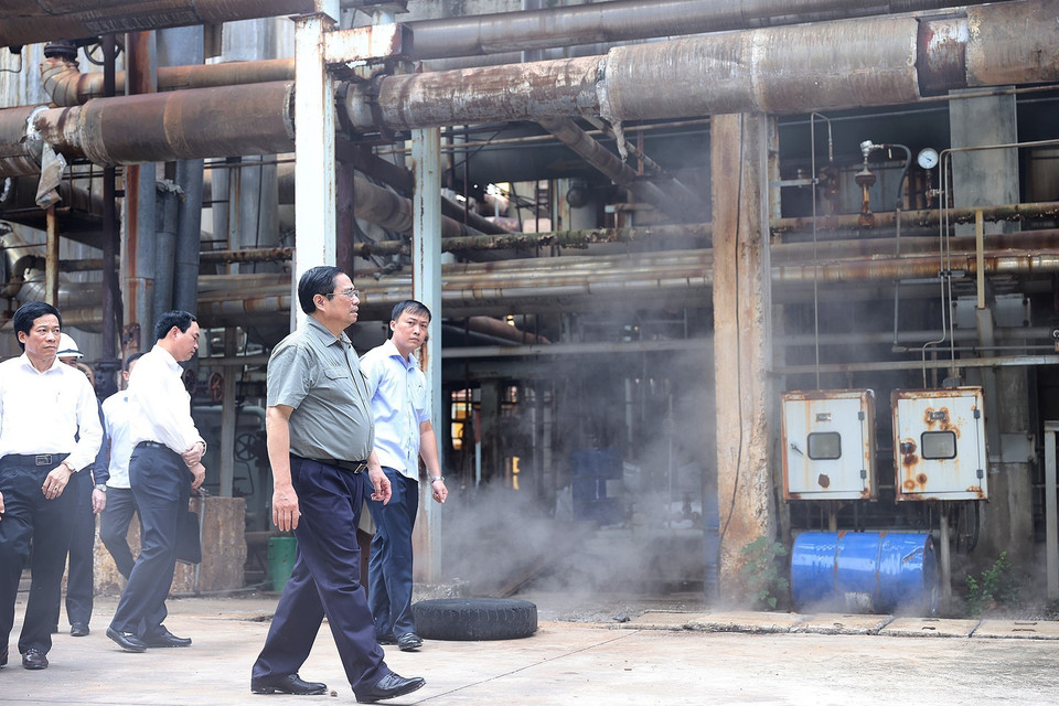 Hình ảnh Thủ tướng Phạm Minh Chính kiểm tra thực trạng của Nhà máy Đạm Hà Bắc. (Ảnh: Dương Giang/TTXVN)