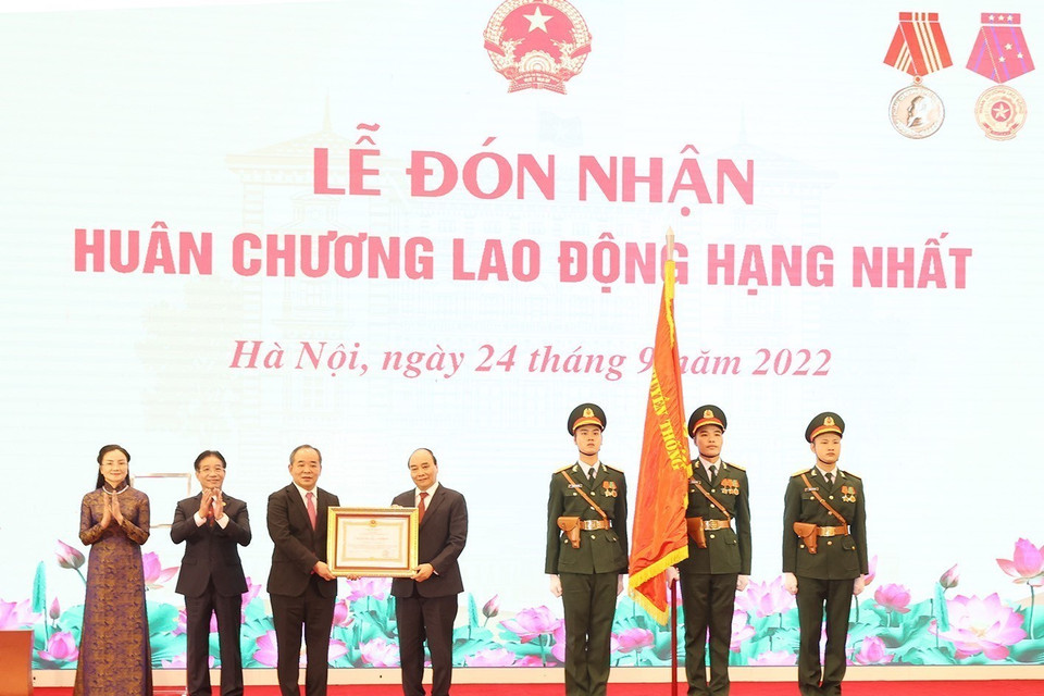 Chủ tịch nước Nguyễn Xuân Phúc trao Huân chương Lao động hạng Nhất cho Văn phòng Chủ tịch nước. (Ảnh: Trí Dũng/TTXVN)