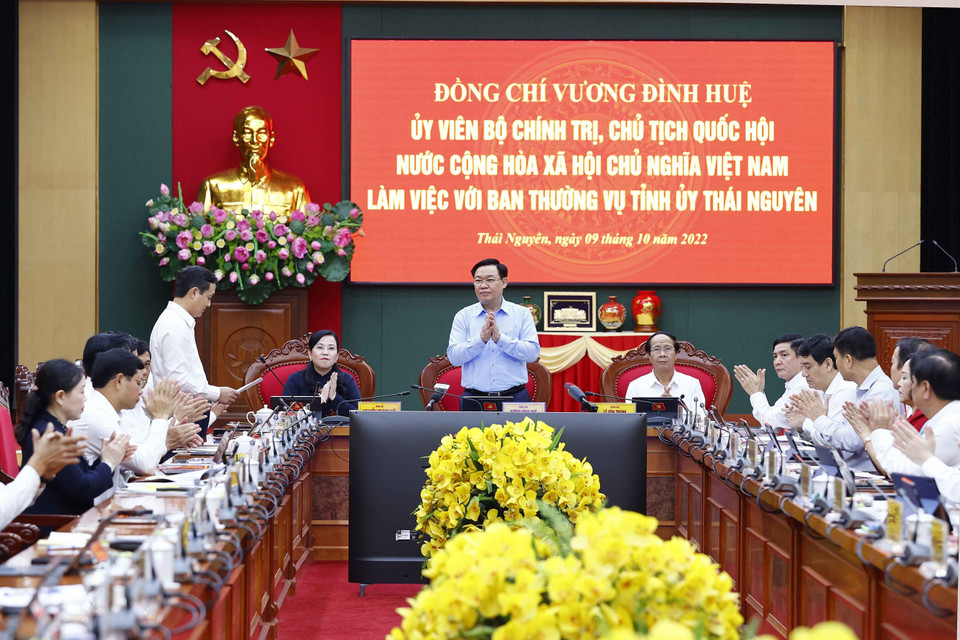 Chiều 9/10, tại Thái Nguyên, Ủy viên Bộ Chính trị, Chủ tịch Quốc hội Vương Đình Huệ làm việc với Ban Thường vụ Tỉnh ủy Thái Nguyên về kết quả 2 năm thực hiện Nghị quyết Đại hội XIII của Đảng. (Ảnh: Doãn Tấn/TTXVN)