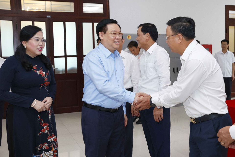 Chủ tịch Quốc hội Vương Đình Huệ với đại biểu. (Ảnh: Doãn Tấn/TTXVN)