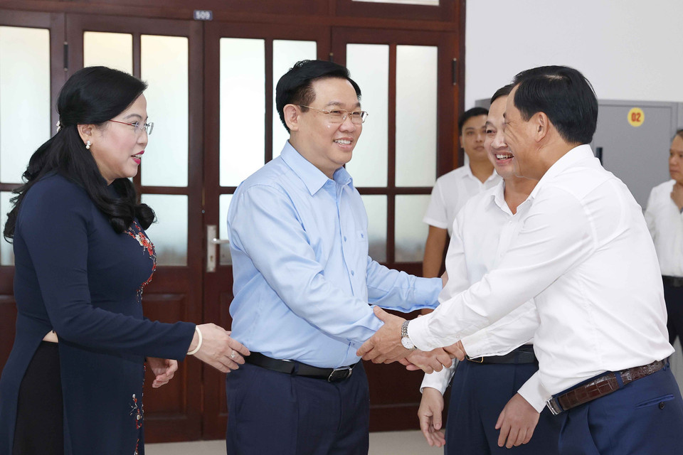 Hình ảnh Chủ tịch Quốc hội Vương Đình Huệ với đại biểu. (Ảnh: Doãn Tấn/TTXVN)