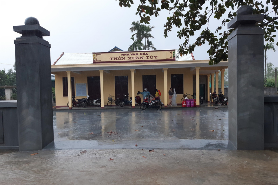 Nhiều người dân được sơ tán đến nhà văn hóa, nơi cao ráo để đảm bảo an toàn, tránh nước lụt. (Ảnh: Mai Trang/TTXVN)