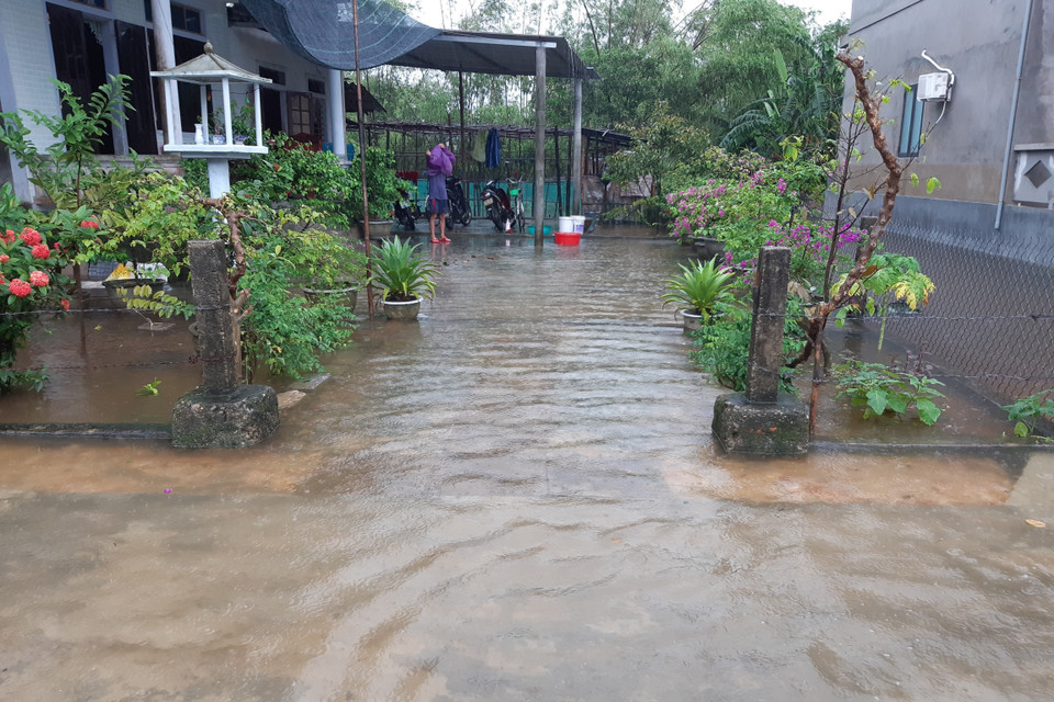 Mưa lớn kéo dài khiến nhiều nhà dân huyện Quảng Điền (Thừa Thiên-Huế) bị ngập lụt. (Ảnh: Mai Trang/TTXVN)