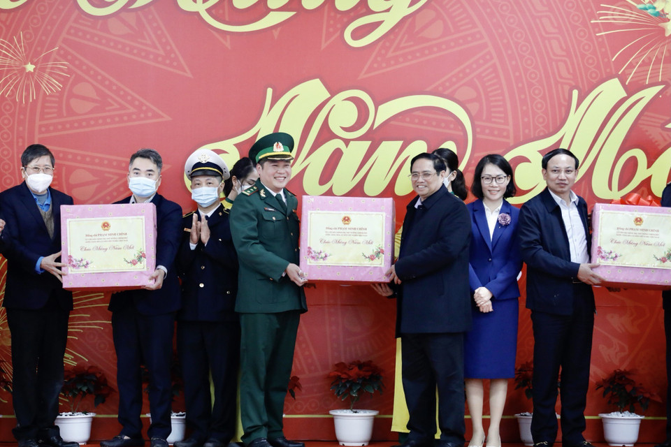 Thủ tướng Phạm Minh Chính tặng quà Tết cho cán bộ, chiến sỹ các lực lượng làm nhiệm vụ tại Cửa khẩu Quốc tế Móng Cái. 