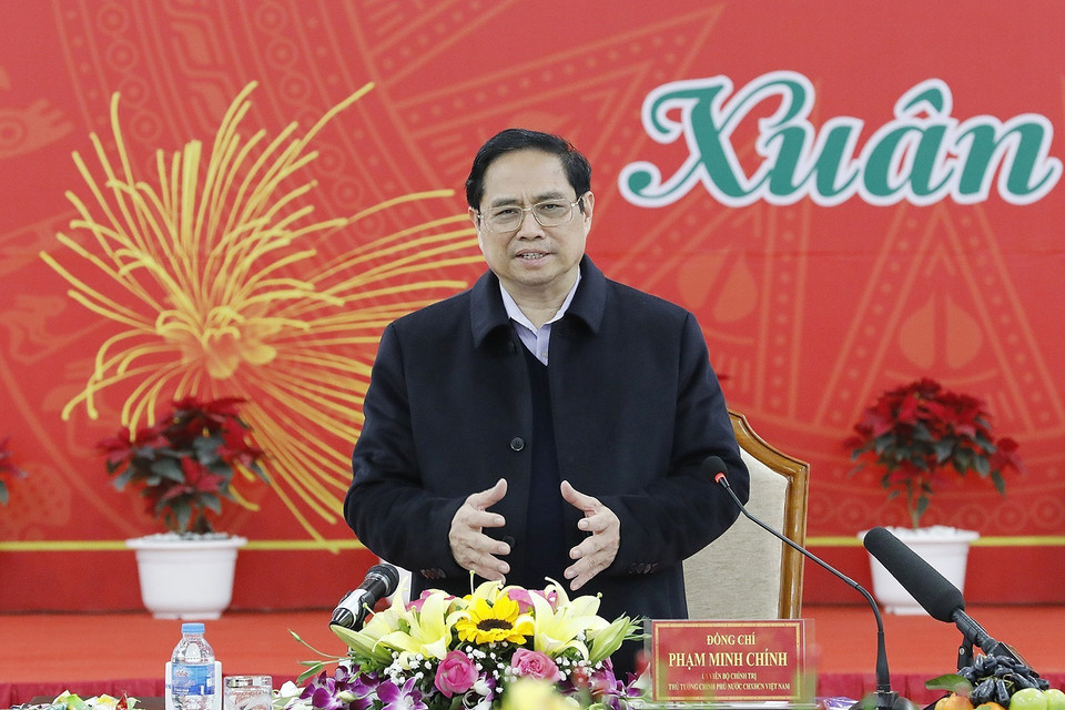 Thủ tướng Phạm Minh Chính động viên, chúc Tết các lực lượng làm nhiệm vụ tại Cửa khẩu Quốc tế Móng Cái. (Ảnh: Dương Giang/TTXVN)