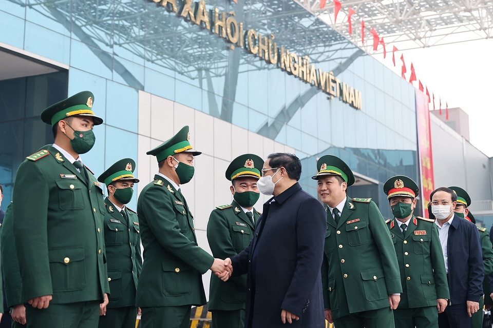 Thủ tướng Phạm Minh Chính với cán bộ, chiến sỹ Đồn Biên phòng Cửa khẩu Quốc tế Móng Cái. (Ảnh: Dương Giang/TTXVN)