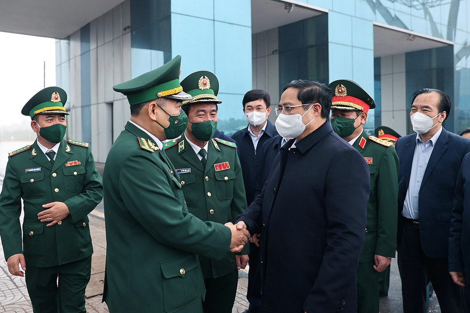 Chiều 26/1, Thủ tướng Phạm Minh Chính đến thăm, chúc Tết cán bộ, chiến sỹ các lực lượng làm nhiệm vụ tại Cửa khẩu Quốc tế Móng Cái, tỉnh Quảng Ninh nhân dịp Xuân Nhâm Dần 2022. (Ảnh: Dương Giang/TTXVN)