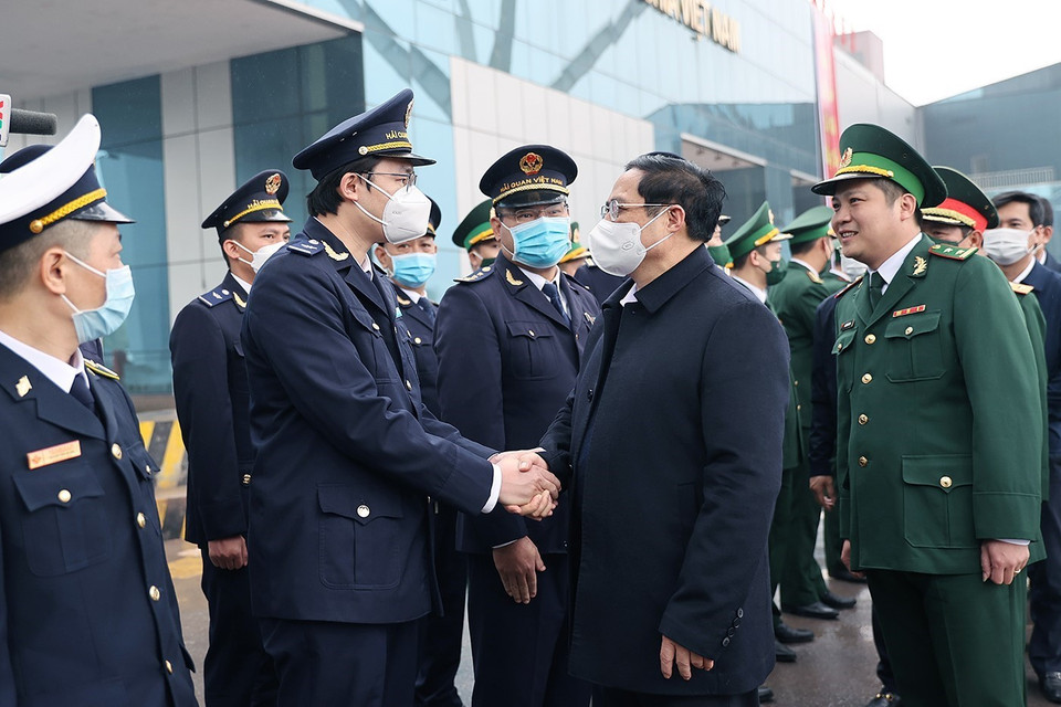 Thủ tướng Phạm Minh Chính với cán bộ, nhân viên Chi cục hải quan Cửa khẩu Quốc tế Móng Cái. (Ảnh: Dương Giang/TTXVN)