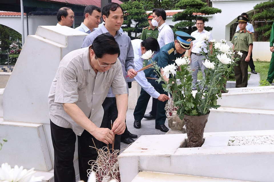 Thủ tướng Phạm Minh Chính dâng hương, hoa tại khu mộ 10 nữ anh hùng liệt sỹ thanh niên xung phong đã anh dũng hy sinh tại Ngã ba Đồng Lộc trong kháng chiến chống Mỹ, cứu nước. (Ảnh: Dương Giang/TTXVN)