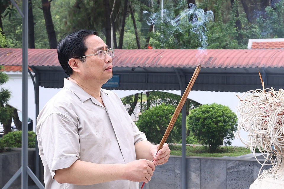 Thủ tướng Phạm Minh Chính dâng hương, hoa tại khu mộ 10 nữ anh hùng liệt sỹ thanh niên xung phong đã anh dũng hy sinh tại Ngã ba Đồng Lộc trong kháng chiến chống Mỹ, cứu nước. (Ảnh: Dương Giang/TTXVN)