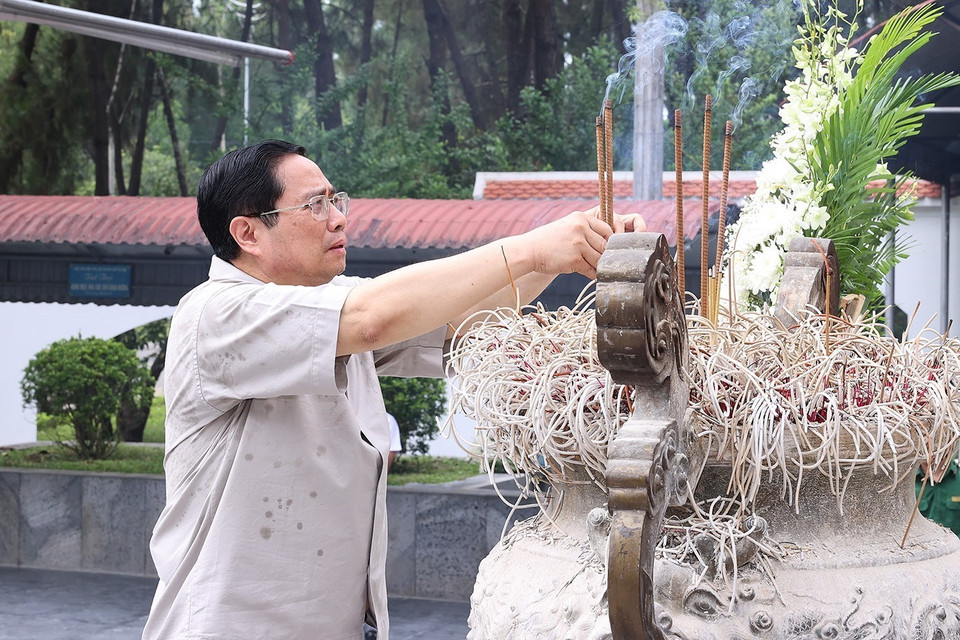 Hình ảnh Thủ tướng Phạm Minh Chính dâng hương, hoa tại khu mộ 10 nữ anh hùng liệt sỹ thanh niên xung phong đã anh dũng hy sinh tại Ngã ba Đồng Lộc trong kháng chiến chống Mỹ, cứu nước. (Ảnh: Dương Giang/TTXVN)