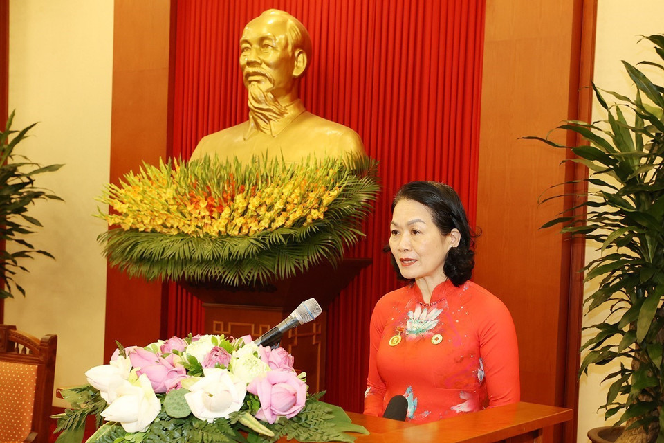 Chủ tịch Hội Chữ thập Đỏ Việt Nam Bùi Thị Hòa trình bày báo các. (Ảnh: Trí Dũng/TTXVN)