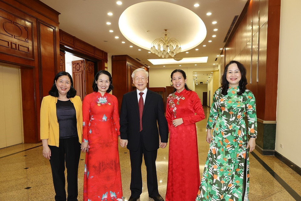 Tổng Bí thư Nguyễn Phú Trọng cùng bà Bùi Thị Minh Hoài, Bí thư Trung ương Đảng, Trưởng Ban Dân vận Trung ương với lãnh đạo Hội Chữ thập Đỏ Việt Nam. (Ảnh: Trí Dũng/TTXVN)