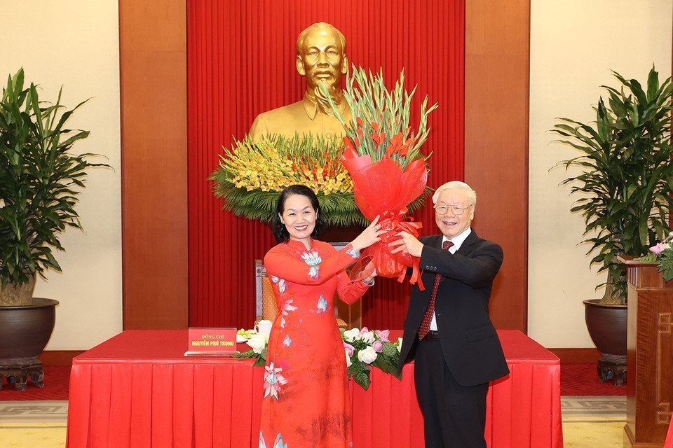 Chủ tịch Hội Chữ thập Đỏ Việt Nam Bùi Thị Hòa tặng hoa chúc mừng Tổng Bí thư Nguyễn Phú Trọng. (Ảnh: Trí Dũng/TTXVN)