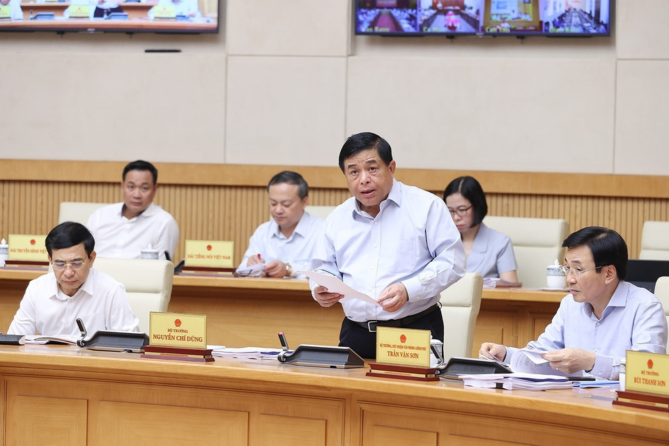 Bộ trưởng Bộ Kế hoạch và Đầu tư Nguyễn Chí Dũng báo cáo tình hình kinh tế xã hội tháng 6 và 6 tháng đầu năm 2022. (Ảnh: Dương Giang/TTXVN) 