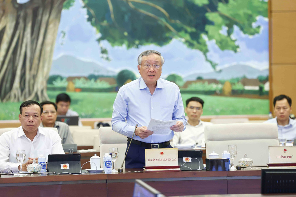 Chánh án Tòa án Nhân dân Tối cao Nguyễn Hòa Bình trình bày tờ trình tại phiên họp. (Ảnh: Doãn Tấn/TTXVN)