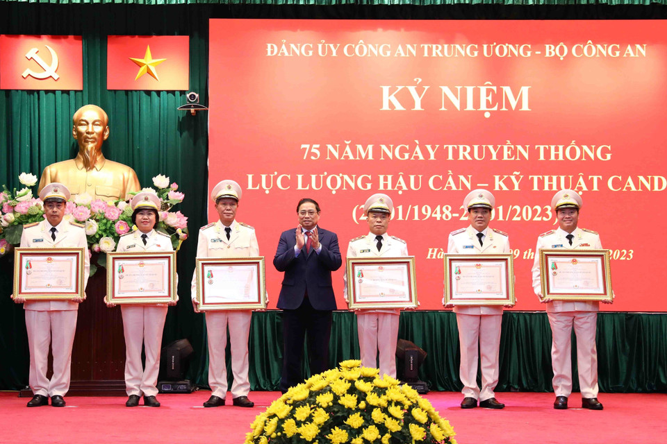 Thủ tướng Phạm Minh Chính trao Huân chương Bảo vệ Tổ quốc cho các tập thể có thành tích xuất sắc. (Ảnh: Phạm Kiên/TTXVN)