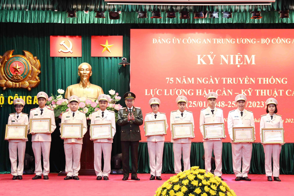 Đại tướng Tô Lâm,trao Bằng khen của Bộ trưởng Bộ Công an cho các cá nhân và tập thể có thành tích xuất sắc. (Ảnh: Phạm Kiên/TTXVN)