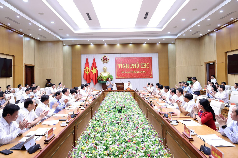 Thủ tướng Phạm Minh Chính làm việc với lãnh đạo chủ chốt tỉnh Phú Thọ. (Ảnh: Dương Giang/TTXVN)
