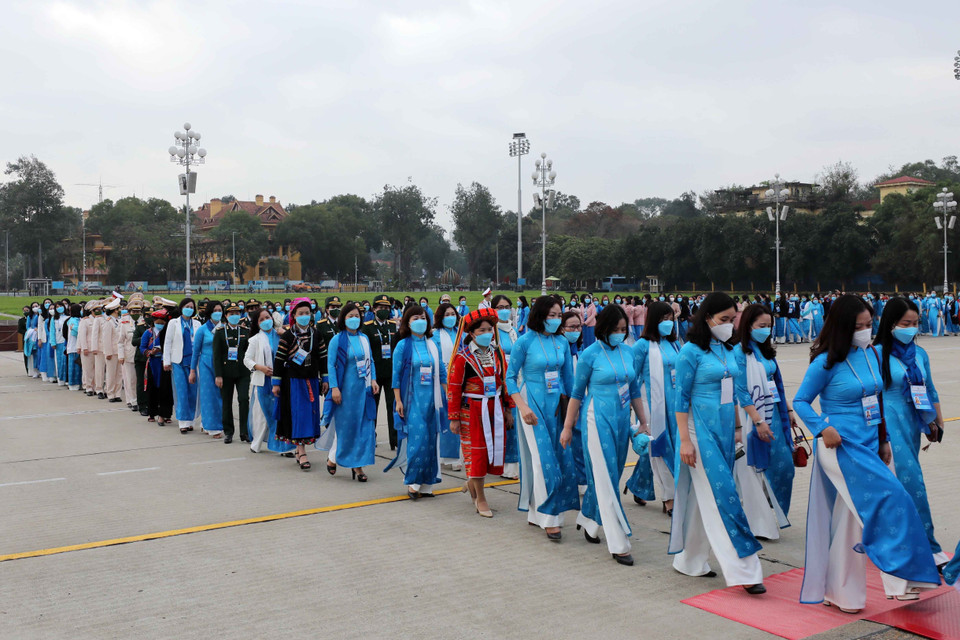 Các đại biểu tham dự Đại hội đại biểu Phụ nữ toàn quốc lần thứ XIII vào Lăng viếng Chủ tịch Hồ Chí Minh. (Ảnh: An Đăng/TTXVN)