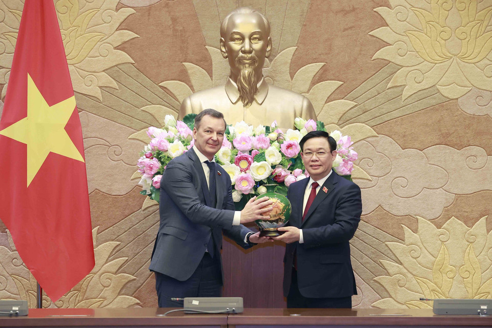 Chủ tịch Quốc hội Vương Đình Huệ trao quà lưu niệm cho Phó Chủ tịch thứ nhất Hội đồng Liên bang Nga Andrey Vladimirovich Yatskin. (Ảnh: Doãn Tấn/TTXVN)