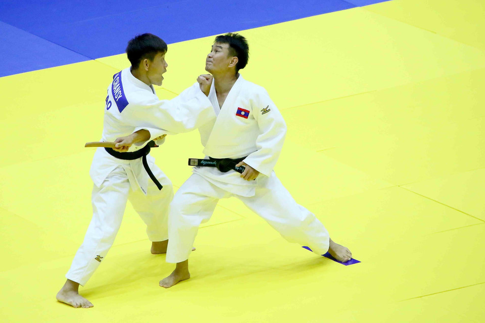 Cặp vận động viên của Lào là Chansy Viengvilay và Syvanvilay thi đấu ở nội dung Kodokan Goshin Jutsu (bài quyền về các kỹ thuật tự vệ hiện đại) đối với nam. (Ảnh: Quang Quyết/TTXVN)