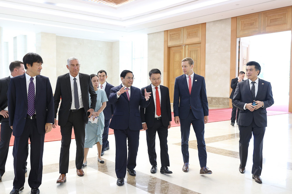 Thủ tướng Phạm Minh Chính trao đổi với các đại biểu. (Ảnh: Dương Giang/TTXVN)