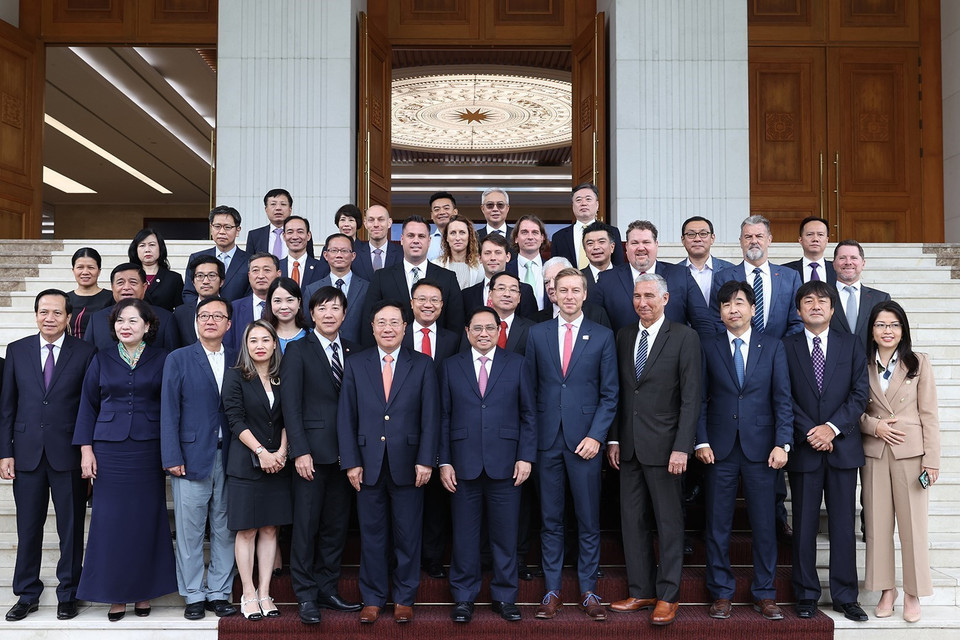 Thủ tướng Phạm Minh Chính chụp ảnh chung với các đại biểu. (Ảnh: Dương Giang/TTXVN)