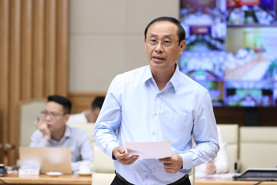 Thứ trưởng Bộ Giao thông Vận tải Lê Đình Thọ báo cáo tình hình triển khai các dự án trọng điểm. (Ảnh: Dương Giang/TTXVN)