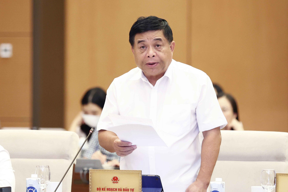 Bộ trưởng Bộ Kế hoạch và Đầu tư Nguyễn Chí Dũng trình bày tờ trình. (Ảnh: Doãn Tấn/TTXVN)