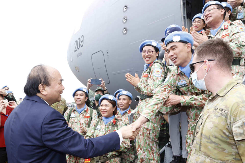 Chủ tịch nước Nguyễn Xuân Phúc tiễn các cán bộ, chiến sỹ Đội Công binh số 1 và Bệnh viện dã chiến cấp 2 số 4 lên đường thực hiện nhiệm vụ gìn giữ hòa bình Liên hợp quốc. (Ảnh: Thống Nhất/TTXVN)
