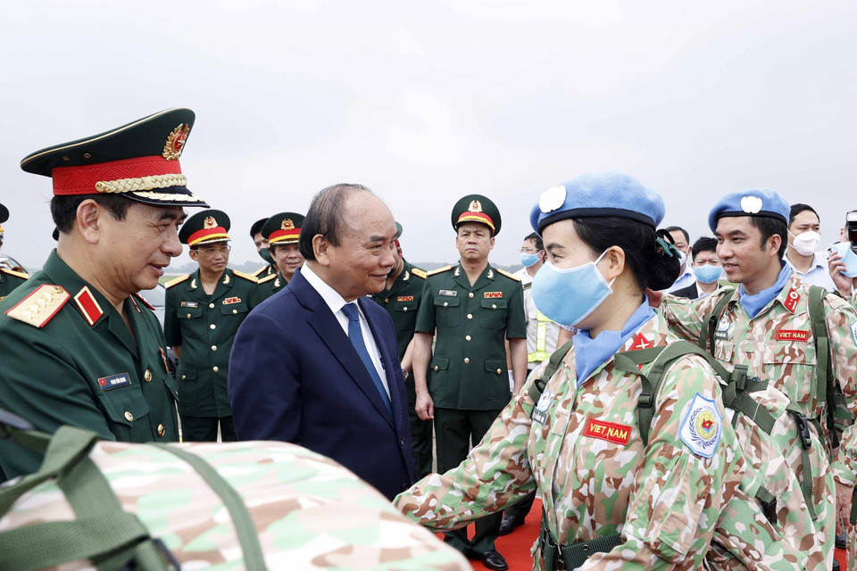 Chủ tịch nước Nguyễn Xuân Phúc chia tay các cán bộ, chiến sỹ Đội Công binh số 1 và Bệnh viện dã chiến cấp 2 số 4 lên đường thực hiện nhiệm vụ gìn giữ hòa bình Liên hợp quốc. (Ảnh: Thống Nhất/TTXVN)