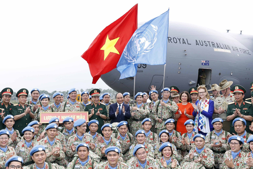 Chủ tịch nước Nguyễn Xuân Phúc chụp ảnh chung với các cán bộ, chiến sỹ Đội Công binh số 1 và Bệnh viện dã chiến cấp 2 số 4 lên đường thực hiện nhiệm vụ gìn giữ hòa bình Liên hợp quốc. (Ảnh: Thống Nhất/TTXVN)