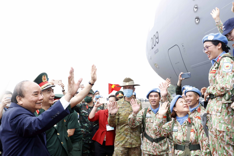 Chủ tịch nước Nguyễn Xuân Phúc tiễn các cán bộ, chiến sỹ Đội Công binh số 1 và Bệnh viện dã chiến cấp 2 số 4 lên đường thực hiện nhiệm vụ gìn giữ hòa bình Liên hợp quốc. (Ảnh: Thống Nhất/TTXVN)