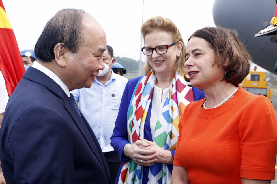 Chủ tịch nước Nguyễn Xuân Phúc trao đổi với các chuyên gia của Liên hợp quốc và đại diện các tổ chức quốc tế tại Việt Nam tham dự buổi lễ. (Ảnh: Thống Nhất/TTXVN)