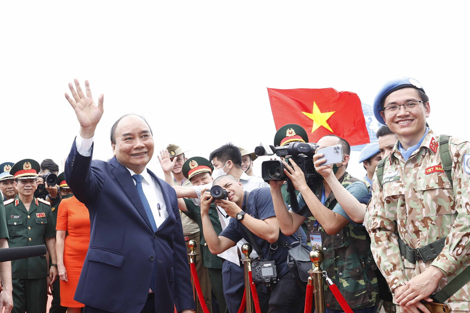 Hình ảnh Chủ tịch nước Nguyễn Xuân Phúc tiễn các cán bộ, chiến sỹ Đội Công binh số 1 và Bệnh viện dã chiến cấp 2 số 4 lên đường thực hiện nhiệm vụ gìn giữ hòa bình Liên hợp quốc. (Ảnh: Thống Nhất/TTXVN)