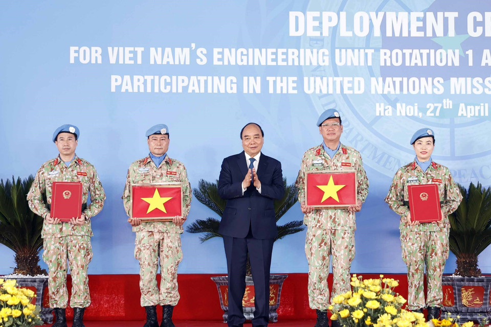 Chủ tịch nước Nguyễn Xuân Phúc tặng quà cho cán bộ, chiến sỹ trước khi lên đường làm nhiệm vụ.