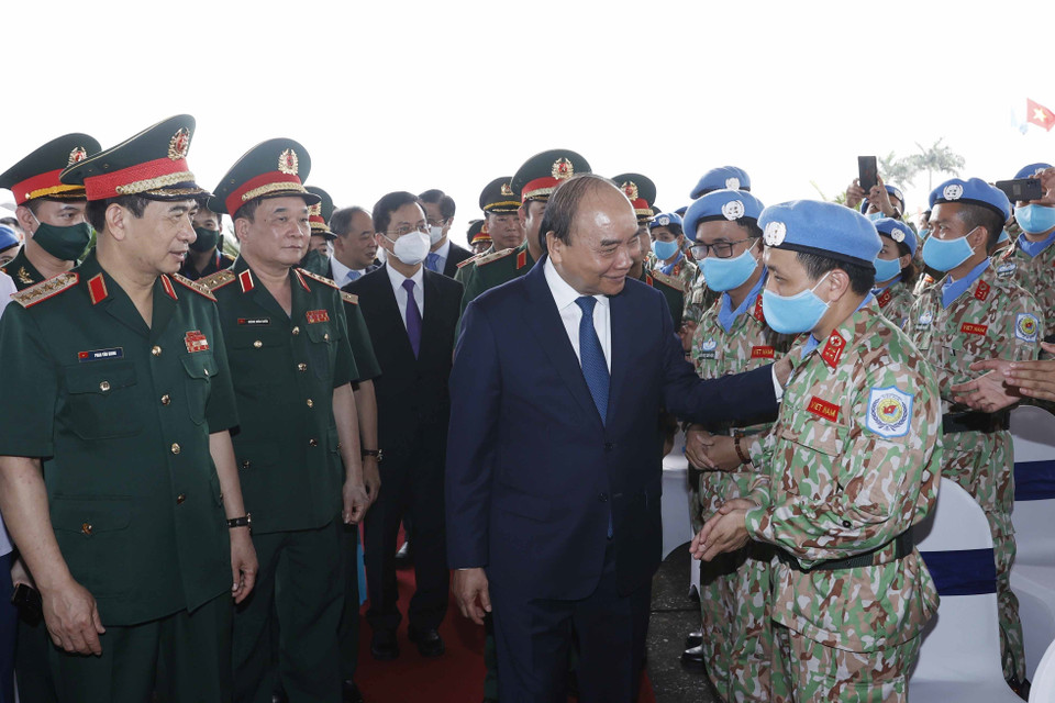 Sáng 27/4, tại Hà Nội,Chủ tịch nước Nguyễn Xuân Phúc, Chủ tịch Hội đồng Quốc phòng và An ninh, Thống lĩnh các lực lượng vũ trang nhân dân dự Lễ xuất quân Đội Công binh số 1 và Bệnh viện dã chiến cấp 2 số 4 lên đường thực hiện nhiệm vụ gìn giữ hòa bình Liên hợp quốc tại Abyei và Nam Sudan. (Ảnh: Thống Nhất/TTXVN)