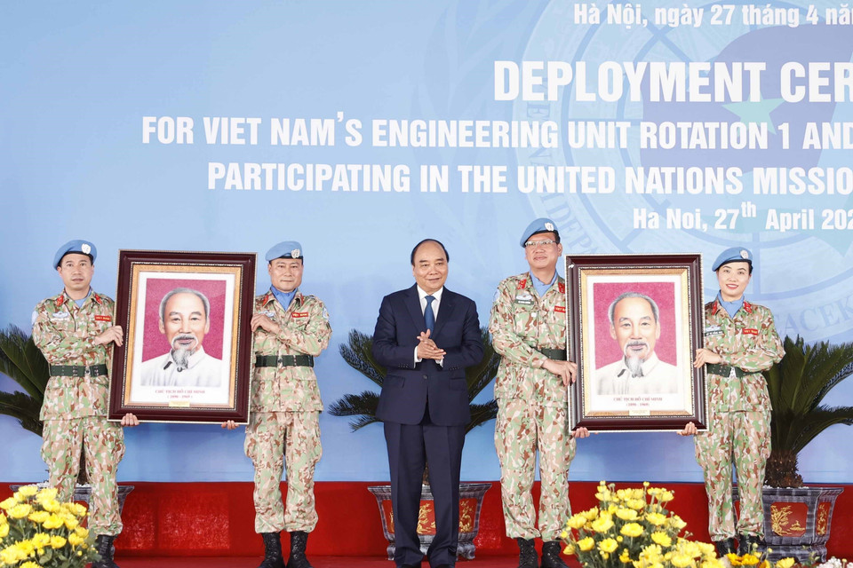 Chủ tịch nước Nguyễn Xuân Phúc tặng tranh chân dung Chủ tịch Hồ Chí Minh cho cán bộ, chiến sỹ trước khi lên đường làm nhiệm vụ. 