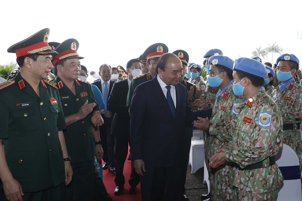 Hình ảnh Chủ tịch nước Nguyễn Xuân Phúc động viên các cán bộ, chiến sỹ trước khi lên đường làm nhiệm vụ. (Ảnh: Thống Nhất/TTXVN)