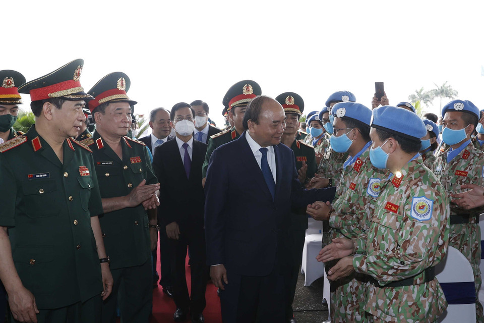 Chủ tịch nước Nguyễn Xuân Phúc động viên các cán bộ, chiến sỹ trước khi lên đường làm nhiệm vụ. (Ảnh: Thống Nhất/TTXVN)