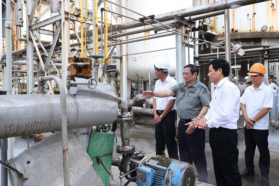 Thủ tướng Phạm Minh Chính kiểm tra dây chuyền sản xuất đạm của Nhà máy Đạm Hà Bắc. (Ảnh: Dương Giang/TTXVN)