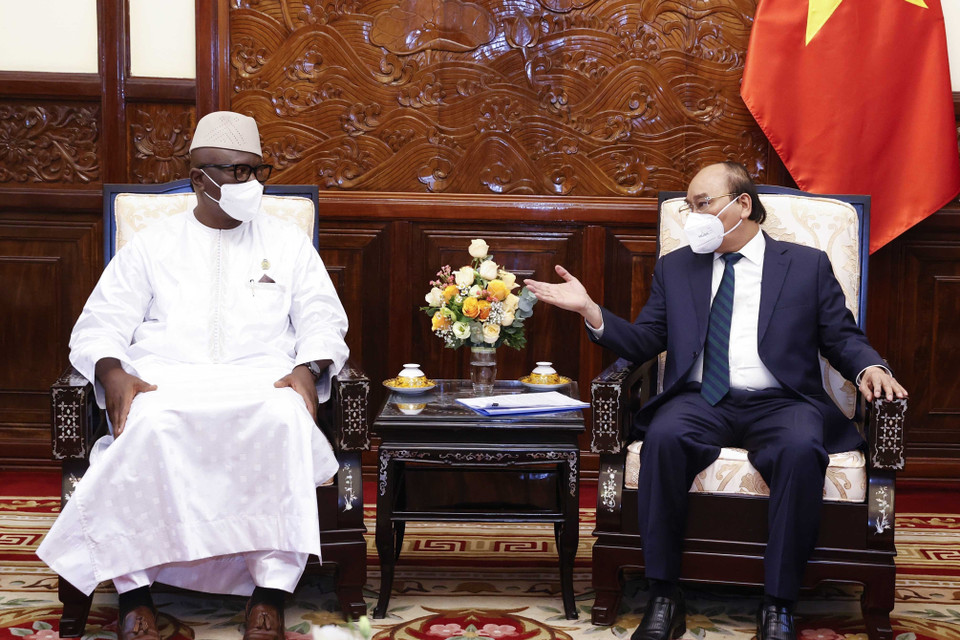 Chủ tịch nước Nguyễn Xuân Phúc tiếp Đại sứ Sierra Leone Mbaimba Ndomahina. (Ảnh: Thống Nhất/TTXVN)