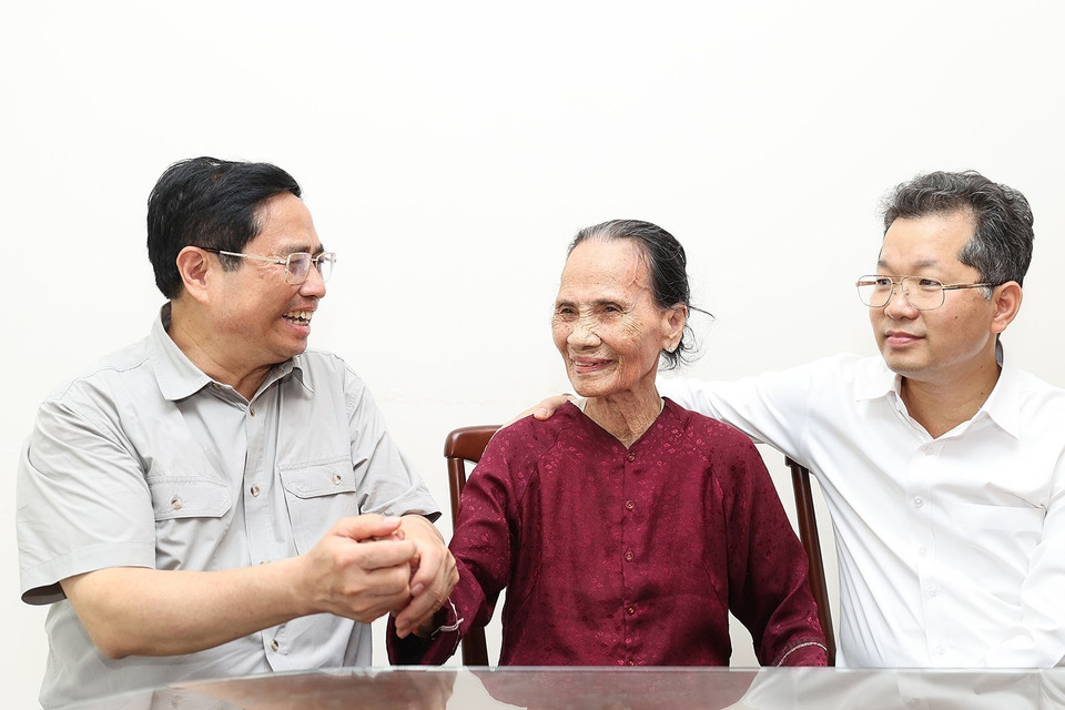 Thủ tướng Phạm Minh Chính đến thăm Bà mẹ Việt Nam Anh hùng Nguyễn Thị Nhung ở phường Thuận Phước, quận Hải Châu. (Ảnh: Dương Giang/TTXVN)