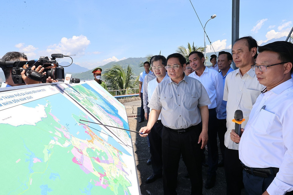 Thủ tướng Phạm Minh Chính xem Bản đồ quy hoạch tổng thể cảng biển Liên Chiểu. (Ảnh: Dương Giang/TTXVN)