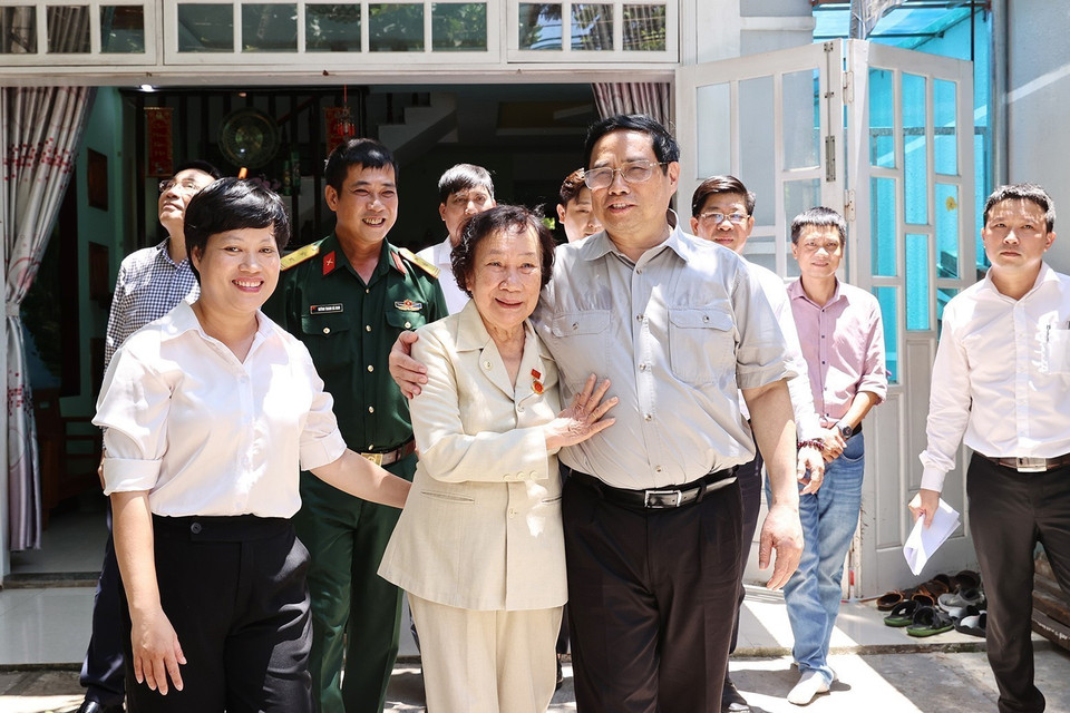 Thủ tướng Phạm Minh Chính thăm thương binh hạng ¼ Trần Thị Kim Cúc ở phường Thanh Long, quận Hải Châu. (Ảnh: Dương Giang/TTXVN)