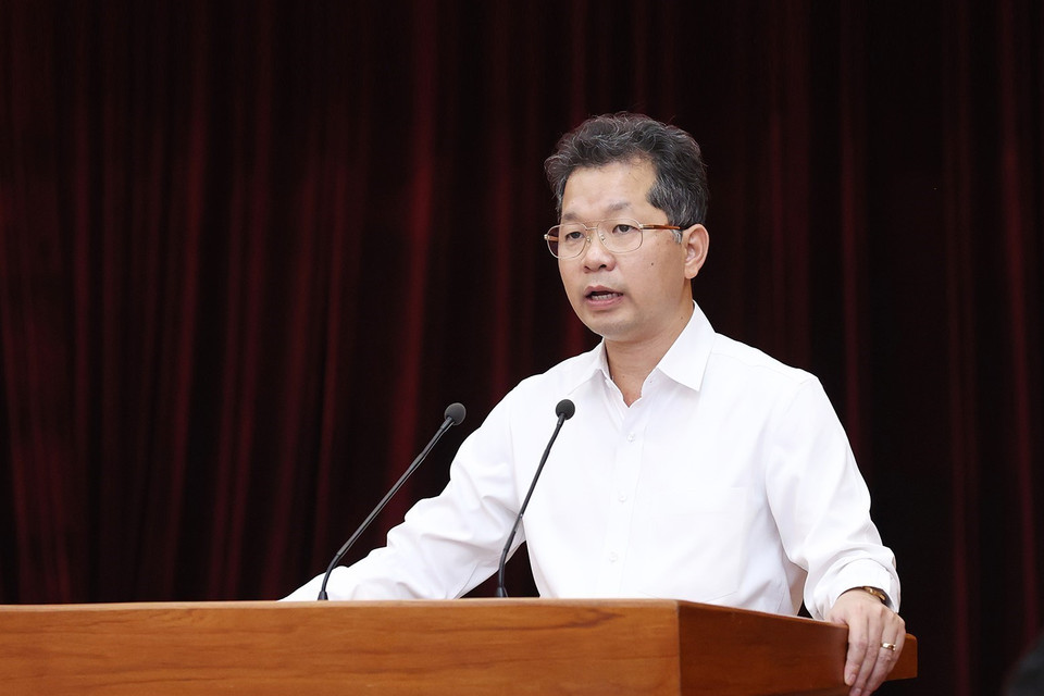 Bí thư Thành ủy Đà Nẵng Nguyễn Văn Quảng báo cáo tình hình kinh tế-xã hội của thành phố Đà Nẵng. (Ảnh: Dương Giang/TTXVN)