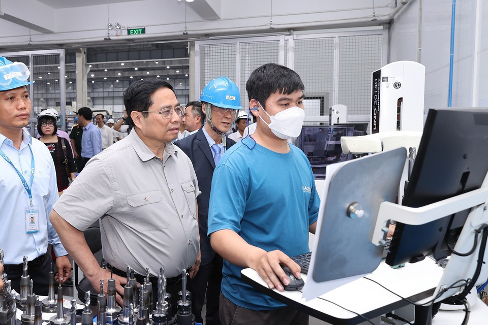 Thủ tướng Phạm Minh Chính thăm nhà máy sản xuất linh kiện hàng không vũ trụ UAC, Hoa Kỳ. (Ảnh: Dương Giang/TTXVN)