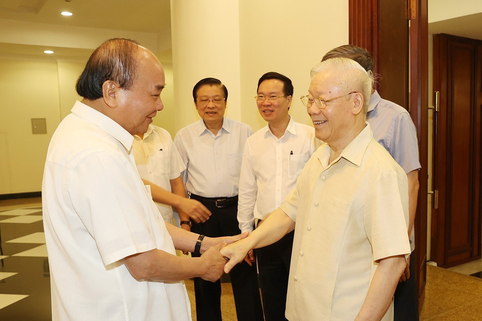 Hình ảnh Tổng Bí thư Nguyễn Phú Trọng với các đồng chí trong Bộ Chính trị, Ban Bí thư dự cuộc họp. (Ảnh: Trí Dũng/TTXVN)